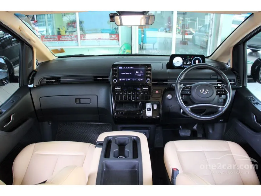 2023 Hyundai Staria SEL Van