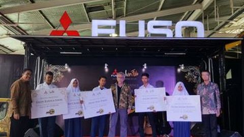 Penyerahan Beasiswa Akhiri Roadshow Mitsubishi Fuso dan Iwan Fals