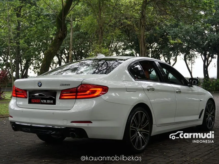 2019 BMW 520i Luxury Sedan