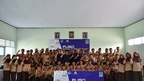 KTB Berikan Colt Diesel Untuk Sarana Belajar Siswa SMK