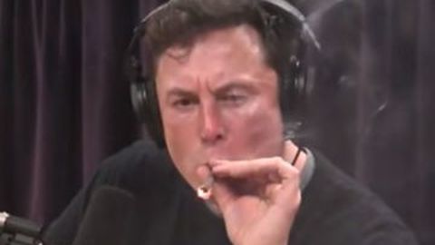 Bos Tesla Elon Musk Buat Kontroversi, Hisap Ganja di Siaran Langsung