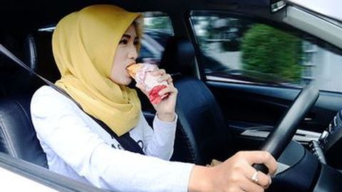 Makan Dalam Mobil Bisa Sebabkan Kecelakaan