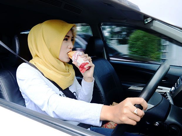 Makan Dalam Mobil Bisa Sebabkan Kecelakaan
