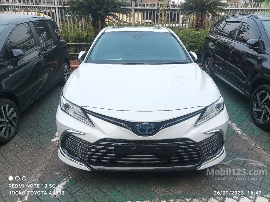 Jual Mobil Toyota Camry 2023 HV TSS 2 2.5 di DKI Jakarta Automatic Sedan Putih Rp 890.000.000
