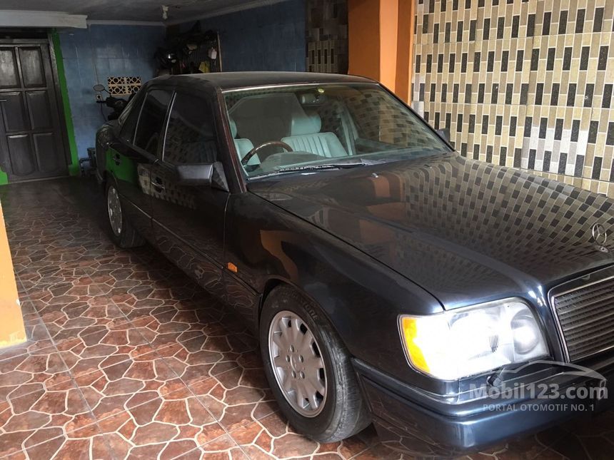 1995 Mercedes-Benz E220 Sedan