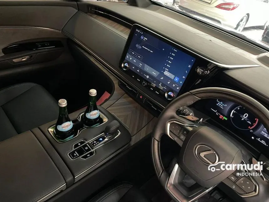 2024 Lexus LM 350h 7 Seater MPV