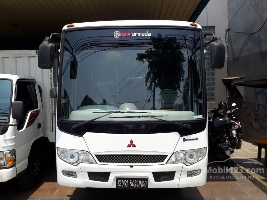 Bus Putih: Lebih dari Sekadar Kendaraan, Simbol Perjalanan dan Kenangan
