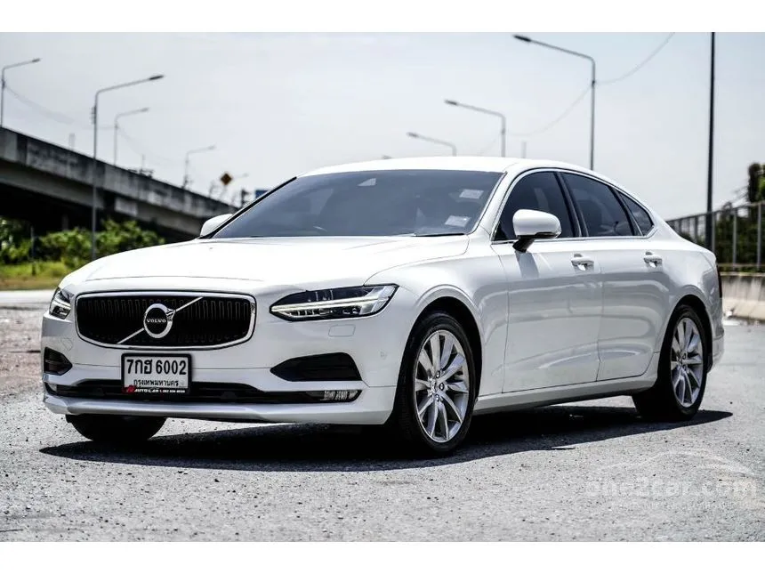 2018 Volvo S90 D4 Momentum Sedan