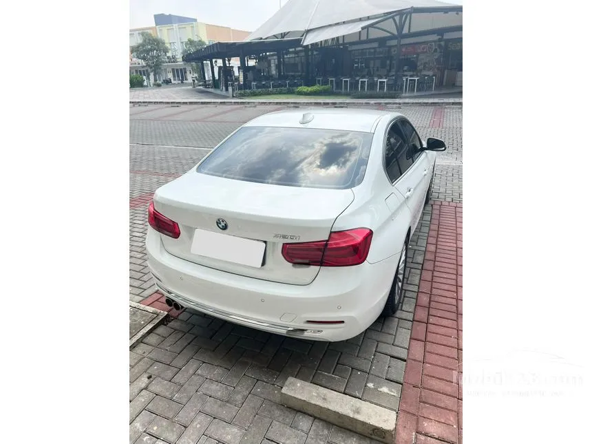 2018 BMW 320i Luxury Sedan