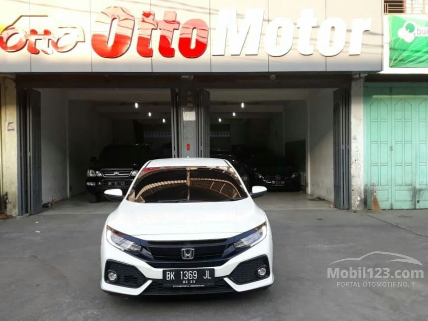 Jual Mobil Honda Civic 2018 S 1 5 Di Sumatera Utara Automatic Hatchback Putih Rp 400 000 000 6155129 Mobil123 Com