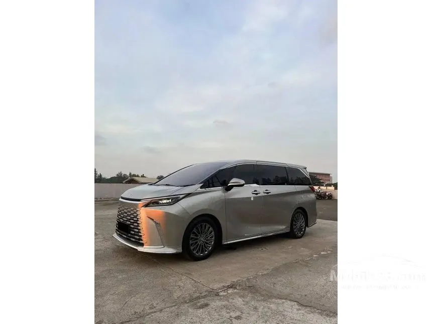2025 Lexus LM 350h 7 Seater MPV