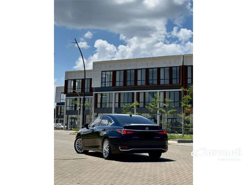 2021 Lexus ES 300h Ultra Luxury Sedan