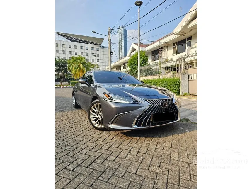 2022 Lexus ES 300h Ultra Luxury Sedan