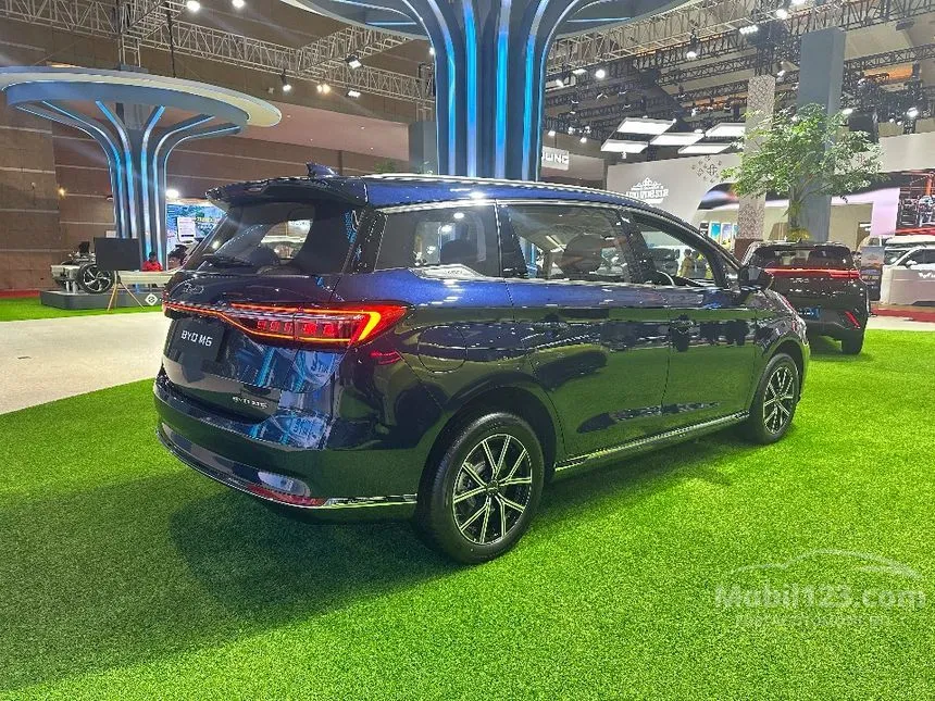 2025 BYD M6 Superior Captain 6 Seater MPV