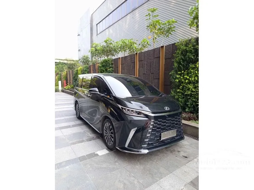 2023 Lexus LM 350h 7 Seater MPV