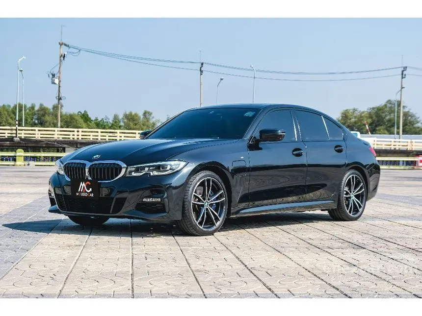 2022 BMW 330e M Sport Sedan