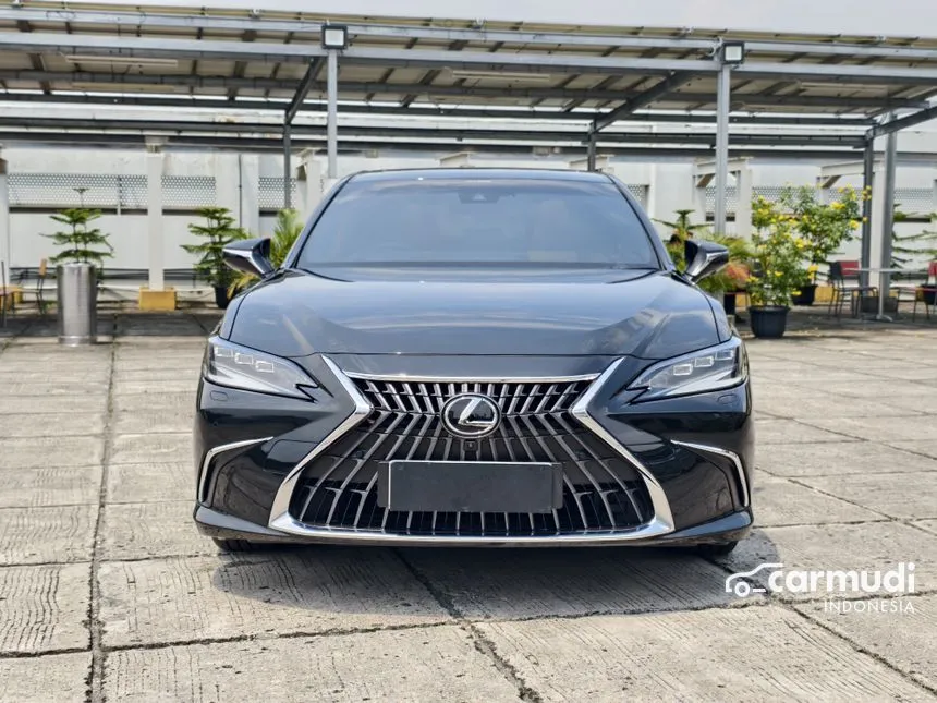2023 Lexus ES 300h Ultra Luxury Sedan