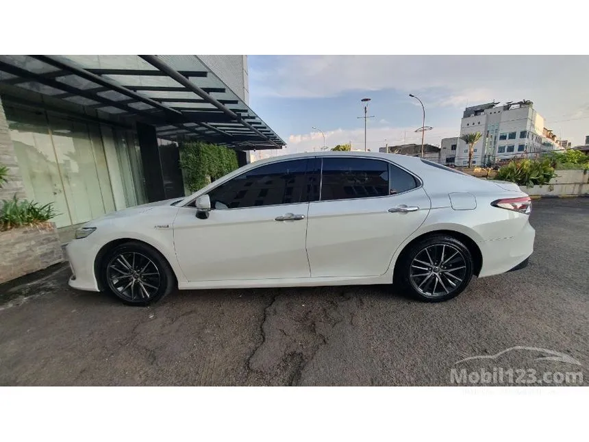 2023 Toyota Camry Hybrid (Premium Color) Sedan