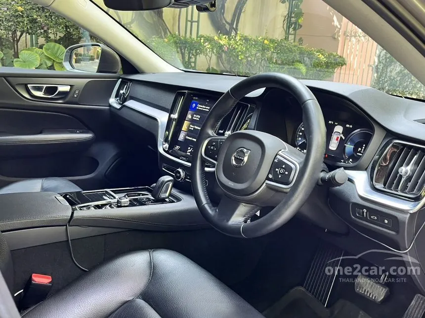 2020 Volvo S60 T8 Momentum Sedan