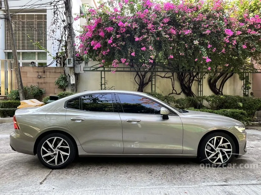 2020 Volvo S60 T8 Momentum Sedan