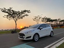 Ford Fiesta 1.5 S AT 2015 warna putih. kondisi istimewa