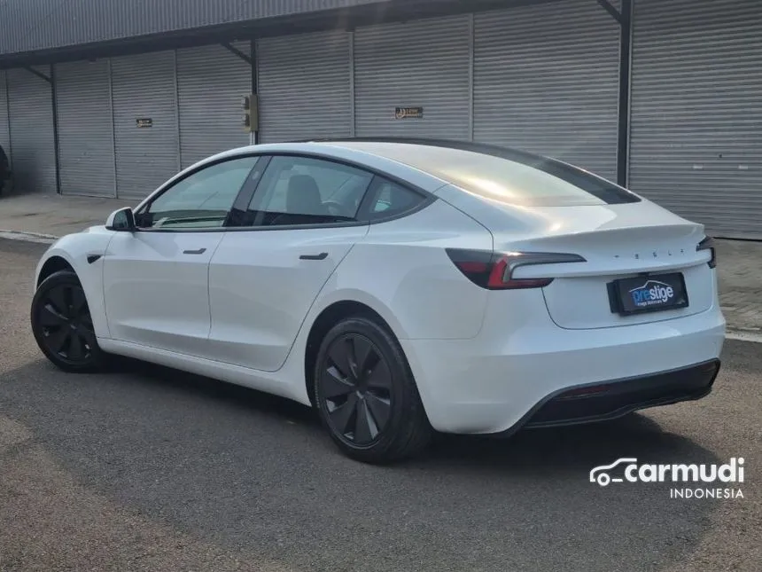 2025 Tesla Model 3 Standard Range Sedan