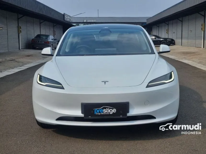 2025 Tesla Model 3 Standard Range Sedan
