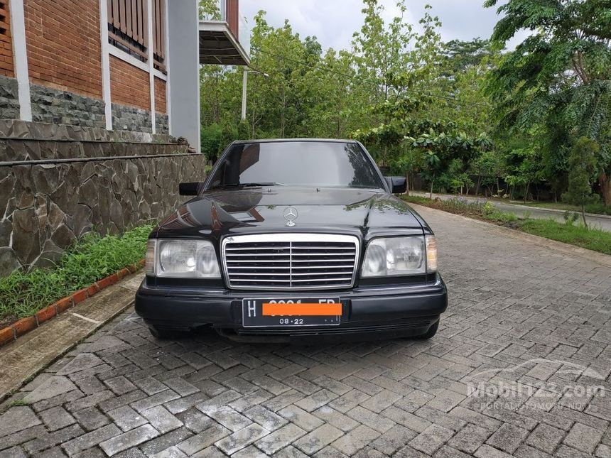 1990 Mercedes-Benz 230E NA Sedan