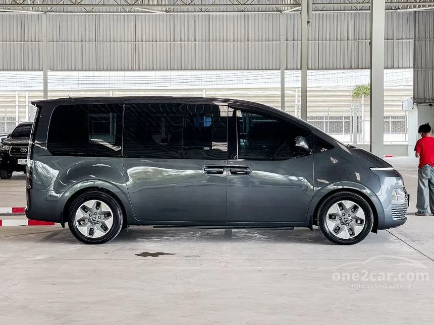 2022 Hyundai Staria SEL Van