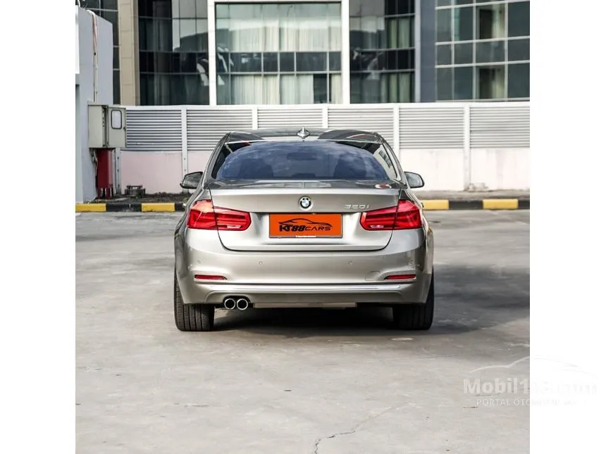 2018 BMW 320i Luxury Sedan